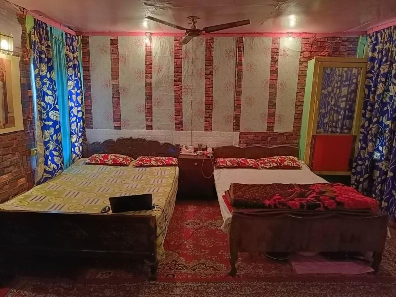 Hotel Island Srīnagar 外观 照片
